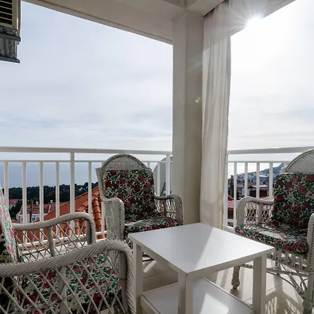 Carmelitta Apartment *
