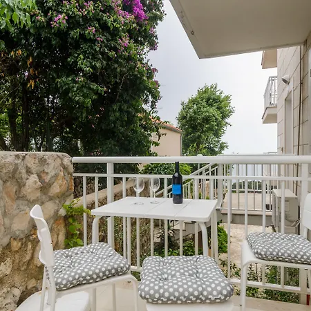 Carmelitta Apartment