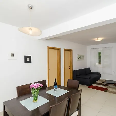 Carmelitta Apartman *